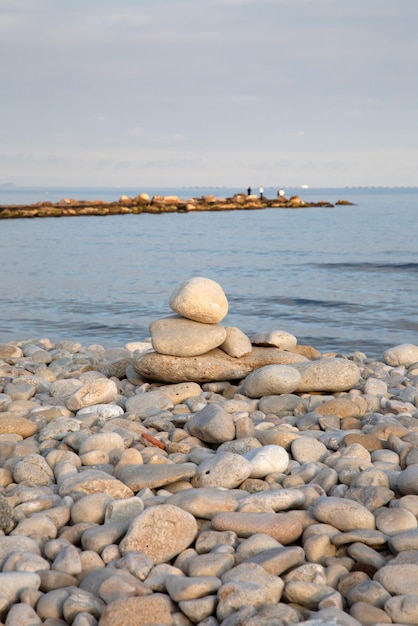 Stenen stapel op het strand van El Campello Alicante Spanje