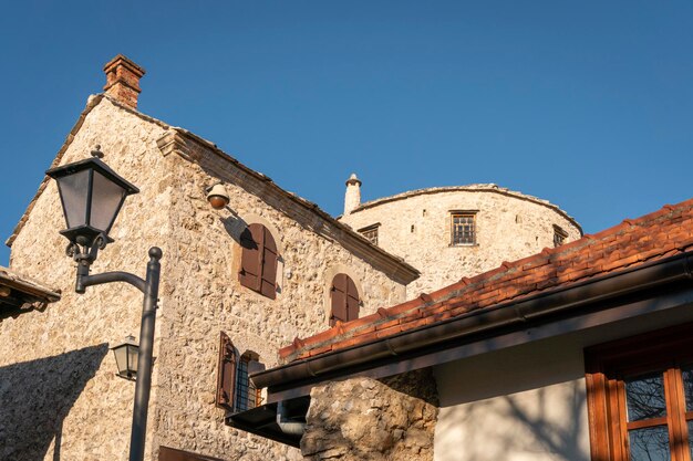 Stenen toren in de stad Mostar, Bosnië & Herzegovina