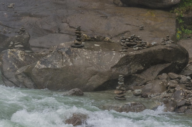 Stenen torens op het water