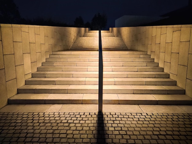 Foto stenen trap verlicht door gouden nachtlampje