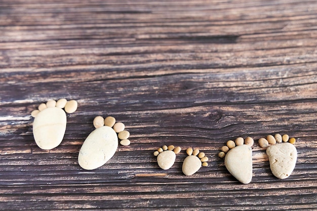 Stenen voetafdrukken. Familie. Mama, papa en baby.