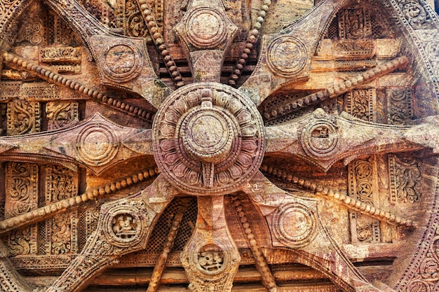 Stenen wagenwiel bij de Konark Sun Temple Odisha India