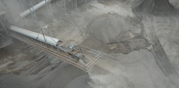 Stenen worden uit de molen getransporteerd