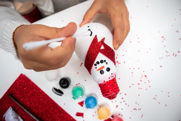 Step 7 artigianato per bambini come fare un pupazzo di neve con una lampadina guida passo dopo passo sele