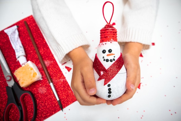 Step 8 lavoretti per bambini come realizzare un pupazzo di neve di capodanno da una lampadina guida passo passo