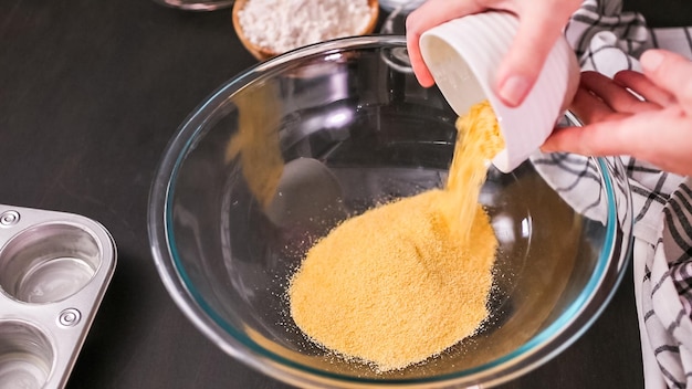 Шаг за шагом. Выпечка кексов из кукурузного хлеба в металлической форме для кексов.