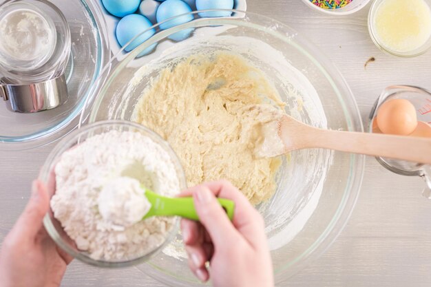 ステップバイステップ。青い色の卵でイタリアのイースターパンを焼く。