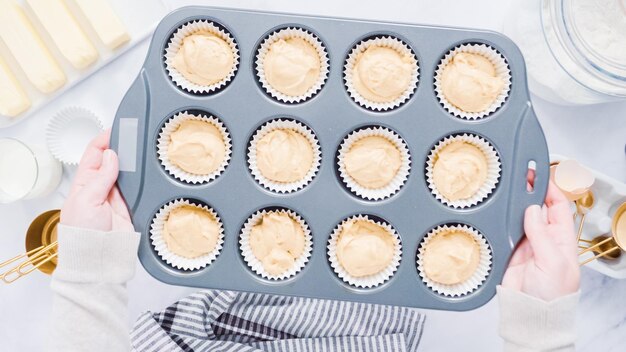 Foto passo dopo passo. cuocere i cupcakes alla vaniglia in una teglia di metallo.