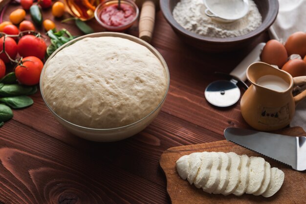 Il capo passo dopo passo prepara una pizza margarita. ingredienti per impasto e pizza