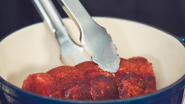 단계별로. 무쇠 더치 오븐에서 뼈없는 돼지 고기 구이 요리.