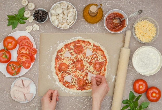 Passo dopo passo cucinare pizza fatta in casa con prosciutto