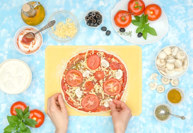 Foto passo dopo passo cucinare la pizza vegetariana fatta in casa, passo 7 - mettere i funghi sul formaggio