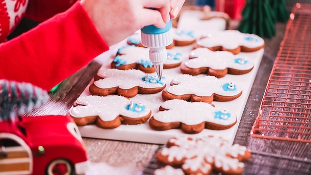 Step by step. Decorating gingerbread cookies with royal icing.