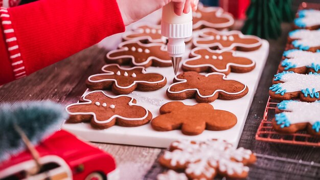 Step by step. Decorating gingerbread cookies with royal icing.