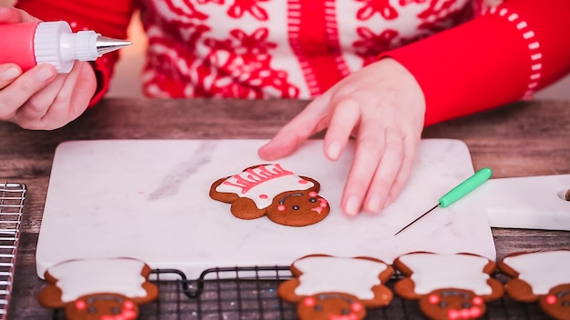 Step by step. Decorating gingerbread cookies with royal icing.