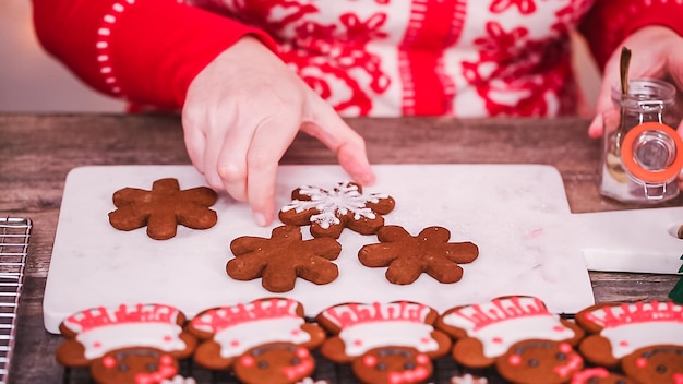 Step by step. Decorating gingerbread cookies with royal icing.