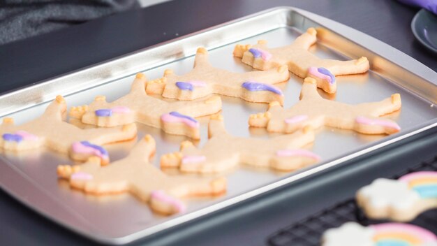 사진 단계별로. 베이킹 시트에 왕실 장식으로 유니콘 설탕 쿠키를 장식합니다.