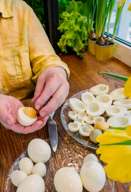 卵の詰め物を作るための段階的な卵の半分のカット