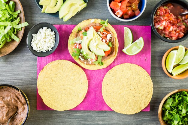 写真 ステップバイステップ。紫色のまな板に新鮮な菜食主義のメキシコのトスターダ。