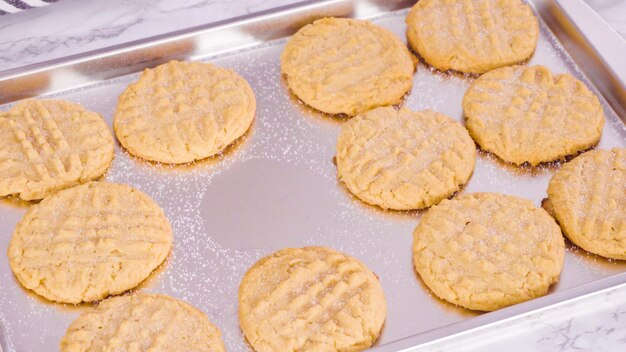 写真 ステップバイステップ。焼きたてのピーナッツバタークッキーに塩を添える。