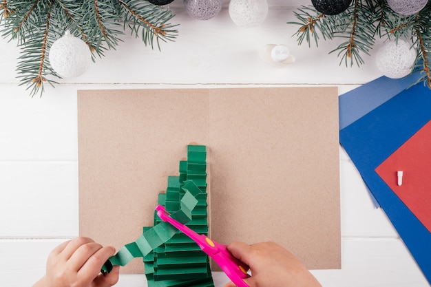 Photo step-by-step greeting card 3d christmas tree tutorial. step 14: cut some folds of smallest accordion before gluing