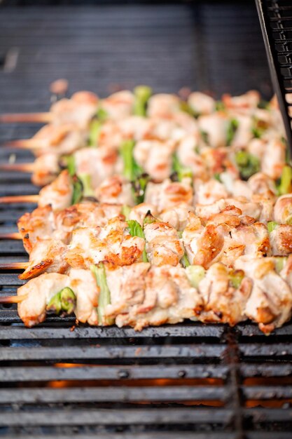 ステップバイステップ。屋外ガスグリルの竹串焼きチキン焼き鳥。