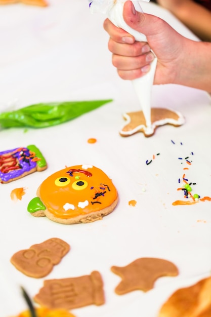 Step by step. Learning how to make and decorate Halloween cookie decorating class.