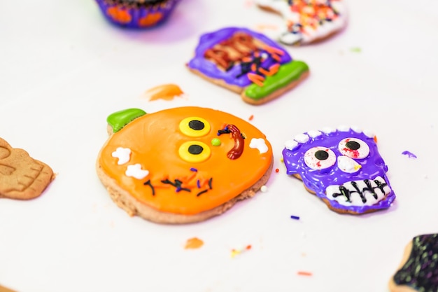 Step by step. Learning how to make and decorate Halloween cookie decorating class.