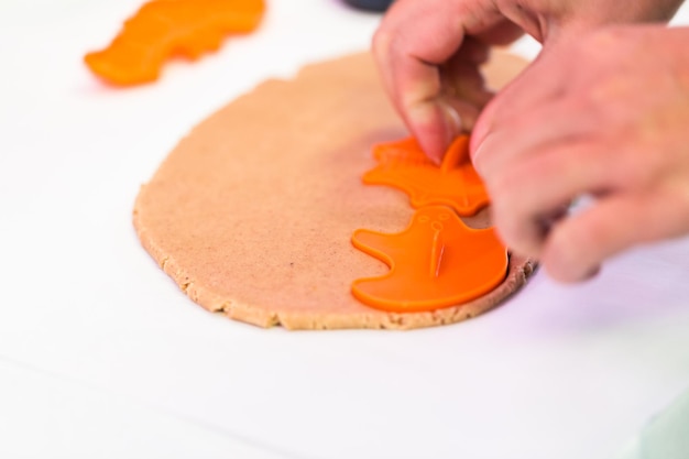 Step by step. Learning how to make and decorate Halloween cookie decorating class.