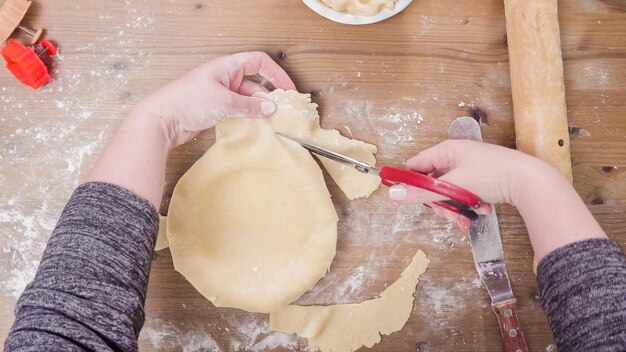 ステップバイステップ。パイ生地を一から作り、パンプキンパイを焼きます。