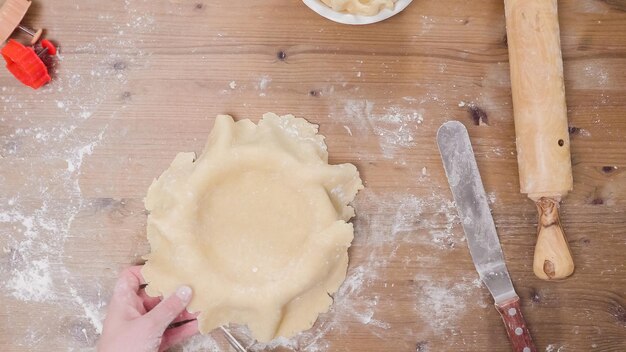 写真 ステップバイステップ。パイ生地を一から作り、パンプキンパイを焼きます。