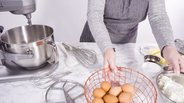 Фото Шаг за шагом. смешивание ингредиентов в кухонном миксере, чтобы испечь торт фунфетти.