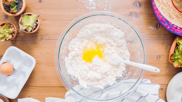 Passo dopo passo. mescolare gli ingredienti per fare l'impasto per le empanadas.