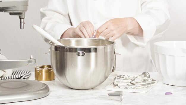 Шаг за шагом. Смешивание ингредиентов в стационарном кухонном миксере для приготовления кремовой глазури.