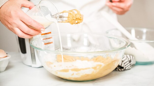 Passo dopo passo. mescolare gli ingredienti per i cupcakes alla vaniglia.