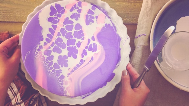 사진 단계별로. 보라색 거울 유약으로 무스 케이크를 만들고 초콜릿 핑크 꽃으로 장식된 파스트르 셰프.