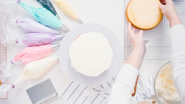 Passo dopo passo. pasticcere che prepara la torta di unicorno per la festa di compleanno della bambina.