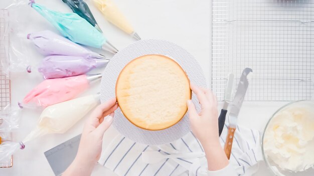 Passo dopo passo. pasticcere che prepara la torta di unicorno per la festa di compleanno della bambina.