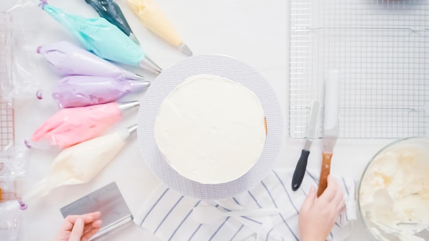 단계별로. 어린 소녀 생일 파티를 위해 유니콘 케이크를 만드는 패스트리 셰프.