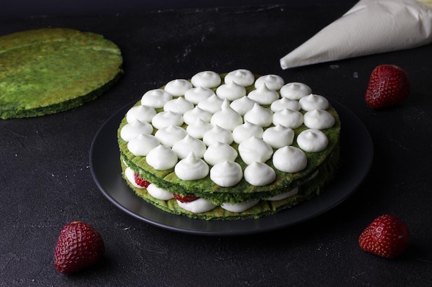 시금치와 딸기에서 녹색 케이크의 단계별 준비. 3단계