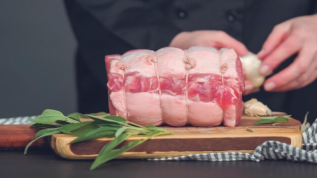 단계별로. 향신료와 함께 나무 커팅 보드에 원시 뼈 없는 돼지고기 구이.