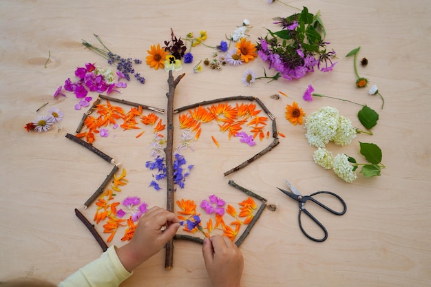 Foto step by step tutorial farfalla fatta di fiori facile artigianato naturale per bambini step 4 dai petali mettiamo un modello sulle ali