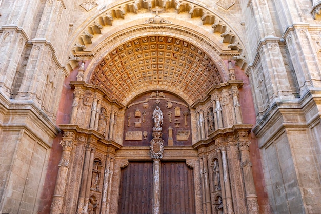 Foto entra nel cuore di maiorca con un viaggio visivo intorno alla sua iconica cattedrale che celebra la cultura spagnola e la magnificenza architettonica