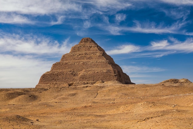 Il complesso della piramide a gradoni di djoser in egitto