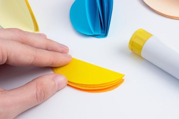 Пошаговая инструкция изготовления пасхальных яиц из цветной бумаги Детские поделки