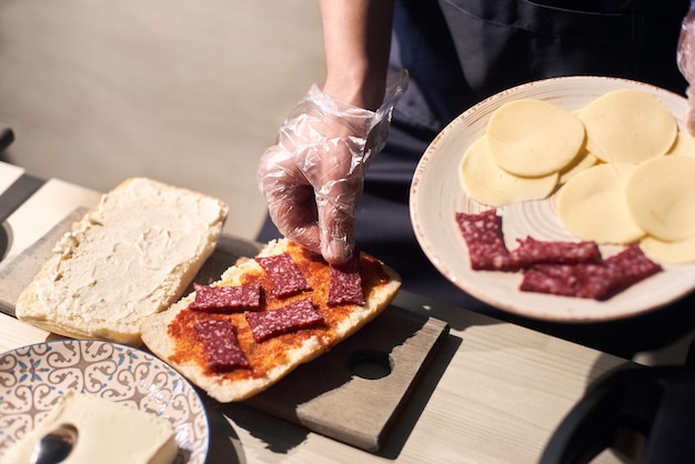 치즈와 소시지를 곁들인 파니니 요리를 위한 단계별 조리법 전형적인 전통 거리 음식 개념 클로즈업 보기