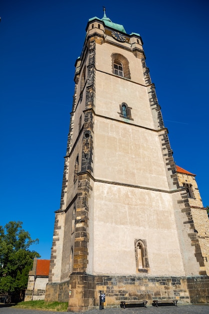 Ступень готической церкви святых петра и павла в городе мельник в чехии