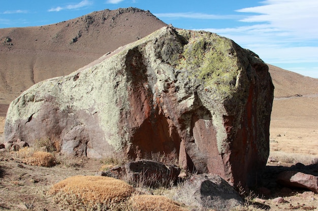 草原の風景と大きな岩の火山の谷