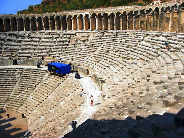 Foto i gradini dell'antico anfiteatro della città