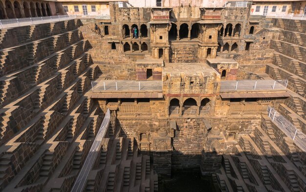 Photo the steps of the chand baori stepwell in abhaneri rajasthan india